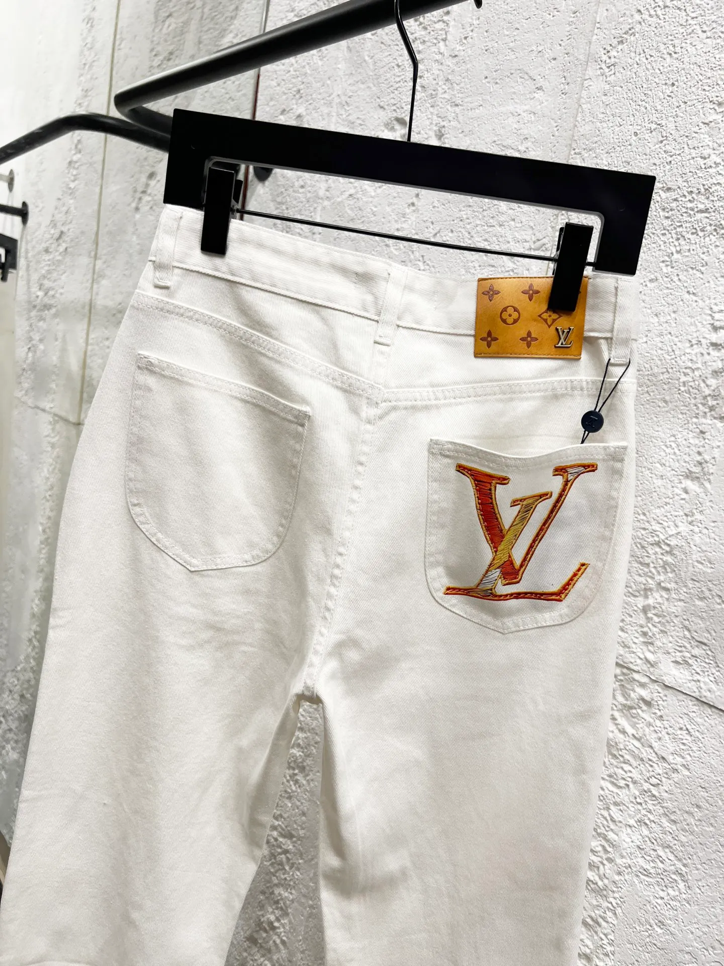 🅿️260 Style number: H946 LOUIS VUITTON & Louis Vuitton LV 25Fw jeans with patterned logo print on the back pocket. They are hand-positioned, hollowed out and frayed. The lining is decorated with custom presbyopic patches. A full set of new accessories are customized simultaneously, with perfect details. The overall texture is high-end and fashionable, an unreplicable work of art, exclusive first shipment, extremely popular heavy-duty design, and customized hardware accessories. A must-have for high street luxury travel!  Size: 28-30-32-34-36 Color: white